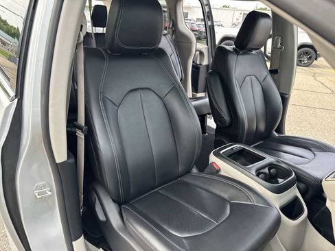 Used 2024 Chrysler Pacifica Touring-L FWD image 22