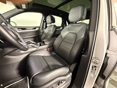 Certified 2025 Porsche Cayenne image 5