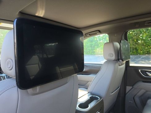 Certified 2023 GMC Yukon XL SLT w/ SLT Premium Package AWD/4WD image 26
