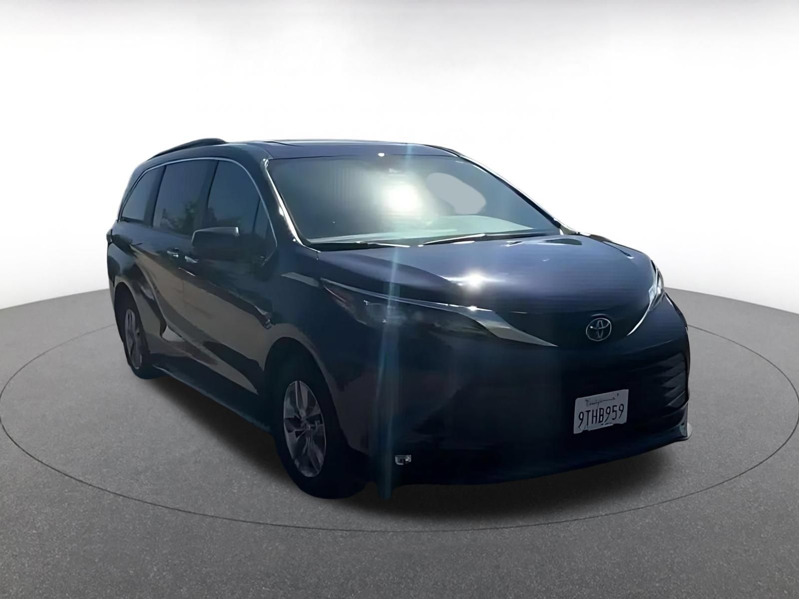 Used 2025 Toyota Sienna XLE FWD image 3