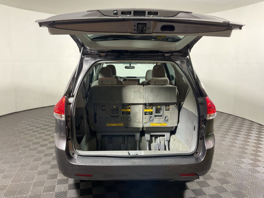 Used 2013 Toyota Sienna LE w/ Towing Pkg FWD image 13