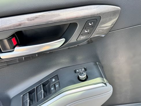 Used 2024 Toyota Highlander Limited AWD/4WD image 32