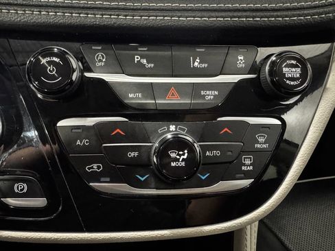 Used 2024 Chrysler Pacifica Limited FWD image 35