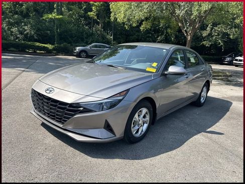 Used 2023 Hyundai Elantra SE FWD image 3