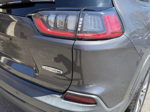 Used 2019 Jeep Cherokee Latitude Plus AWD/4WD image 16