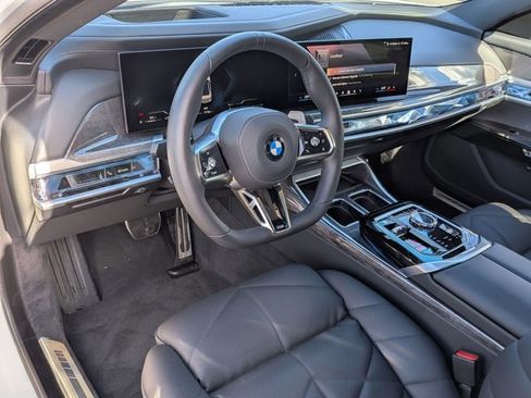 Used 2025 BMW 740i image 10