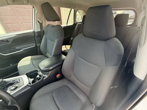 Used 2021 Toyota RAV4 LE AWD/4WD image 15