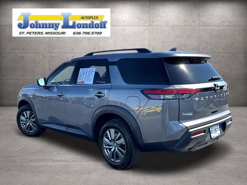 Used 2025 Nissan Pathfinder SV image 3