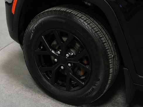 Used 2025 Jeep Grand Cherokee Altitude image 10