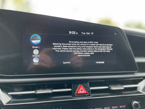 Used 2025 Kia Niro EX Touring image 13