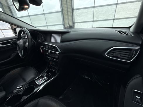 Used 2017 INFINITI QX30 Premium w/ Navigation Package image 16