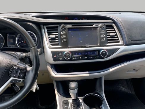 Used 2019 Toyota Highlander Plus FWD image 7