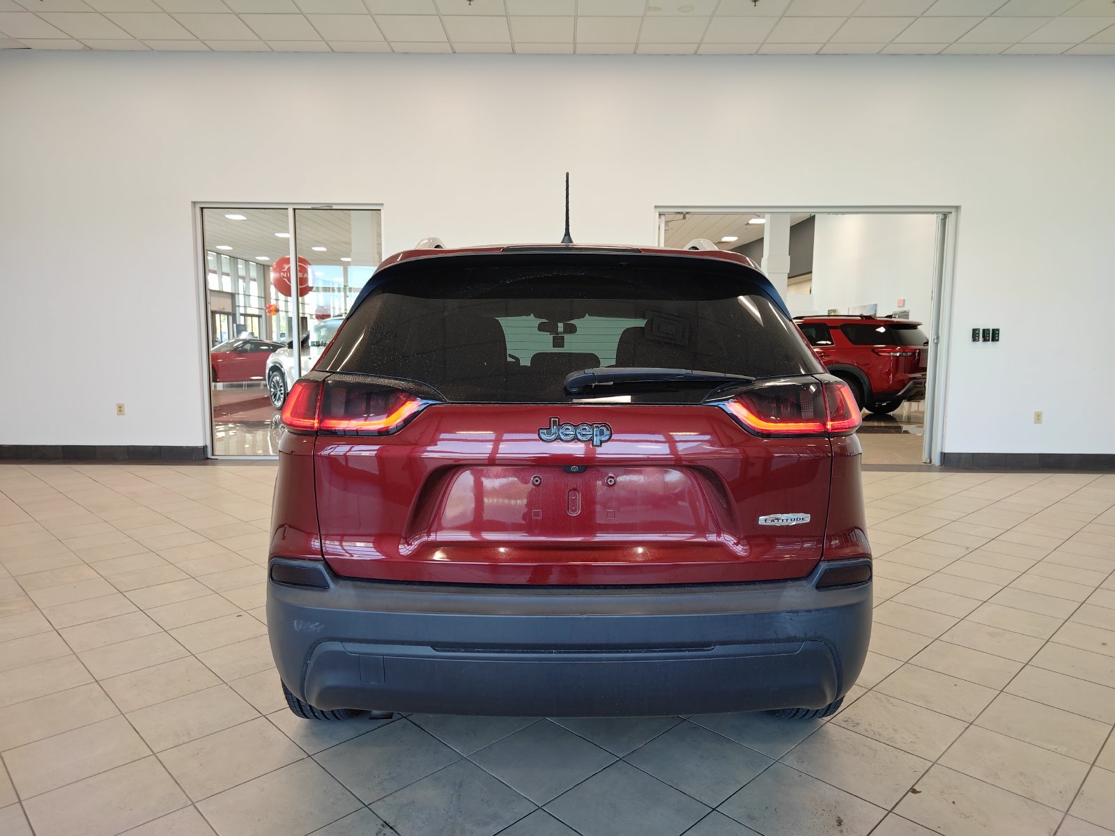 Used 2019 Jeep Cherokee Latitude w/ Cold Weather Group FWD image 4