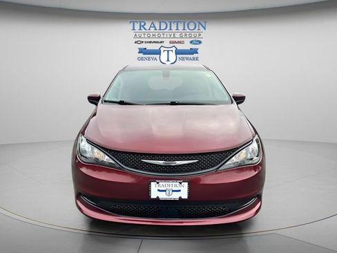 Used 2022 Chrysler Voyager LX image 7