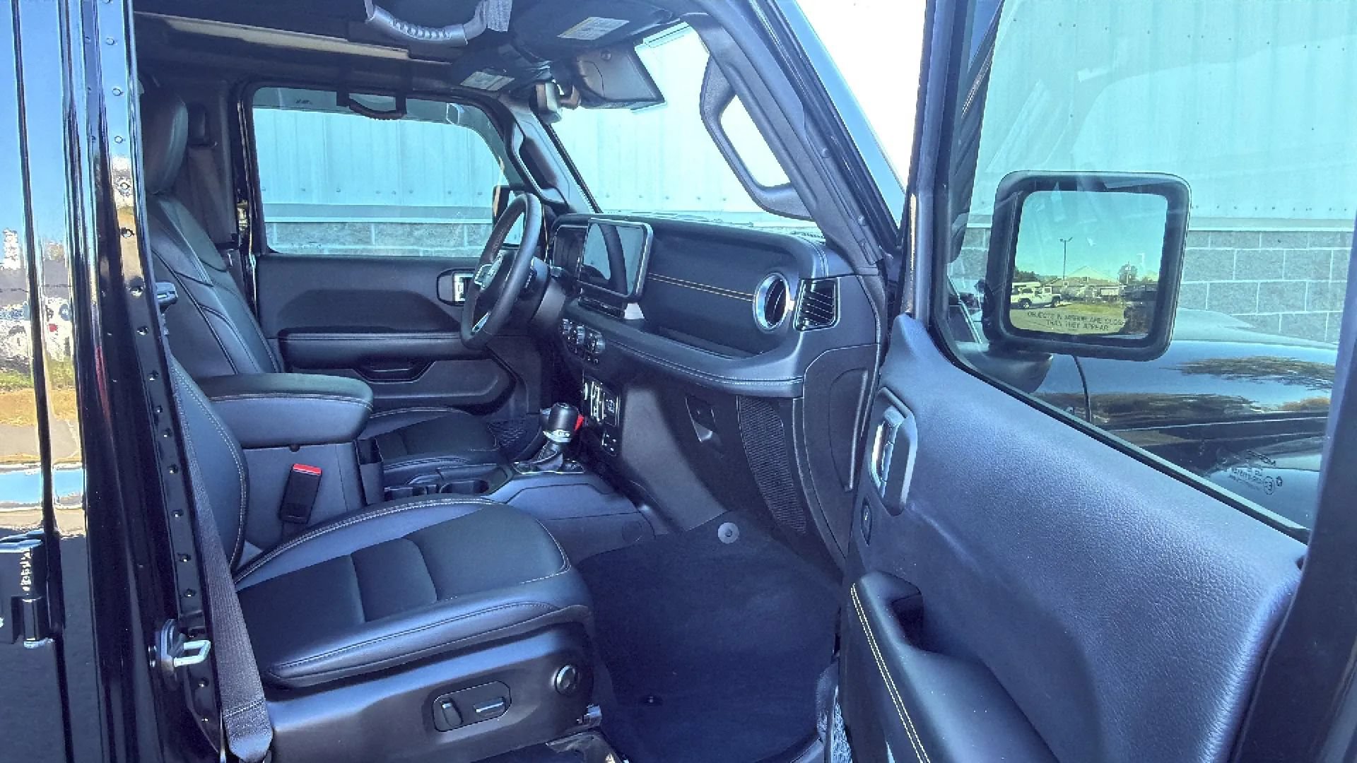 Used 2024 Jeep Wrangler Unlimited Sahara w/ Technology Group AWD/4WD image 42