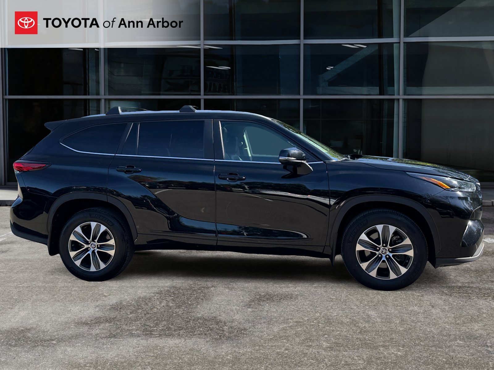 Used 2023 Toyota Highlander XLE AWD/4WD image 13