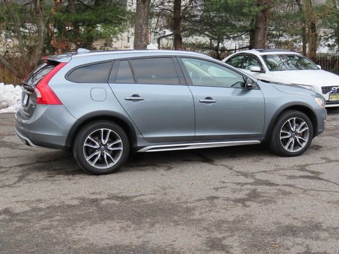 Used 2017 Volvo V60 T5 Cross Country w/ Convenience Package image 21