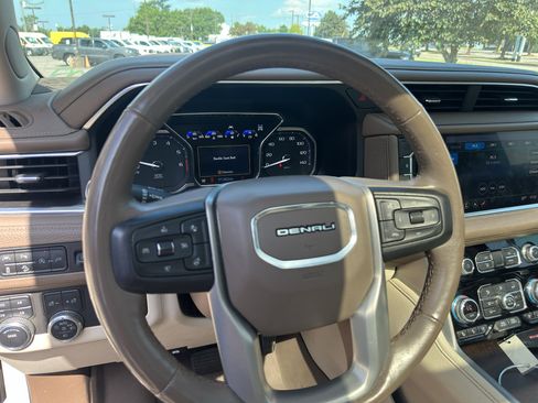 Used 2021 GMC Yukon XL Denali w/ Denali Premium Package AWD/4WD image 25
