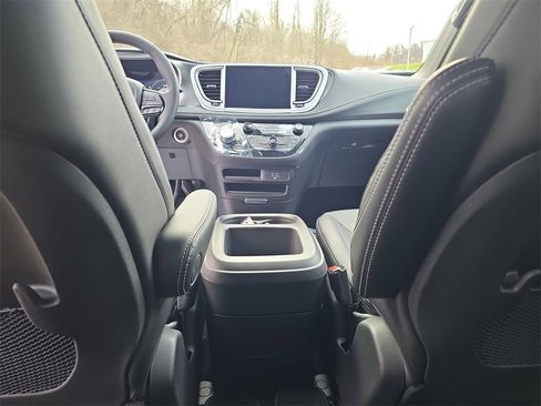 New 2026 Chrysler Pacifica Select w/ S Appearance Package image 27