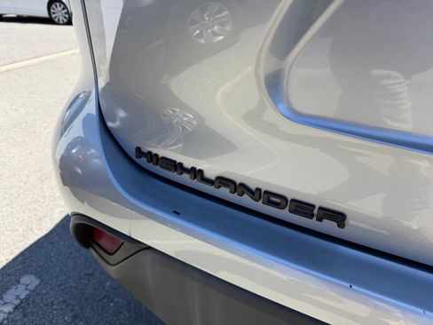 Used 2022 Toyota Highlander LE FWD image 5