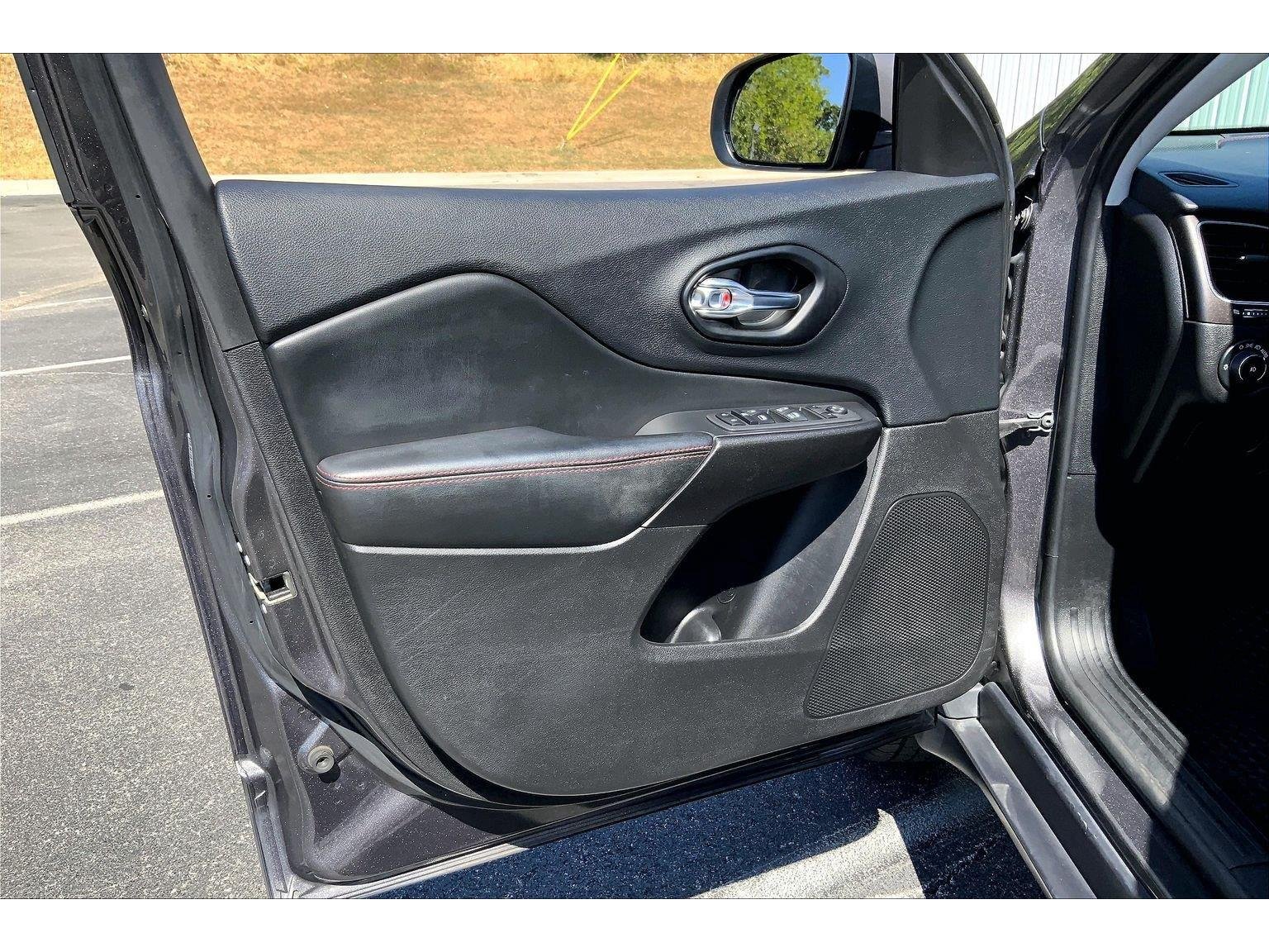 Used 2021 Jeep Cherokee Trailhawk AWD/4WD image 21