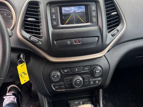 Used 2018 Jeep Cherokee Latitude w/ Safety Group AWD/4WD image 2