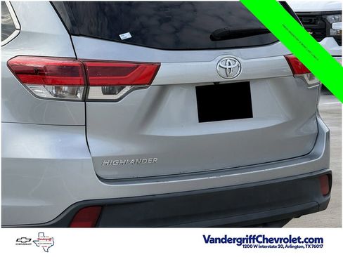 Used 2019 Toyota Highlander LE FWD image 6