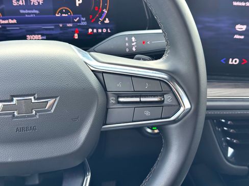 Used 2025 Chevrolet Suburban Z71 image 24