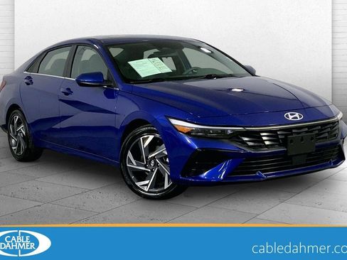 Used 2025 Hyundai Elantra SEL image 1