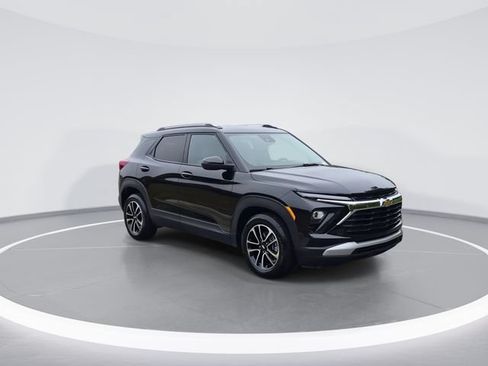 Used 2025 Chevrolet TrailBlazer LT FWD image 2