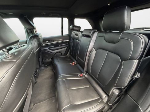 Used 2025 Jeep Grand Cherokee Limited w/ Black Appearance Package AWD/4WD image 15