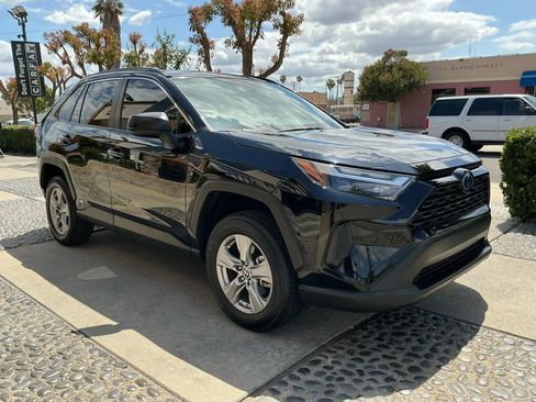 Used 2023 Toyota RAV4 LE AWD/4WD image 3