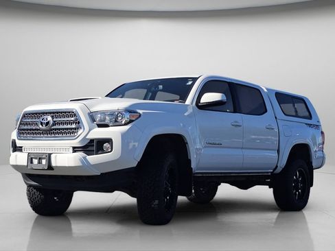 Used 2017 Toyota Tacoma TRD Sport AWD/4WD image 22