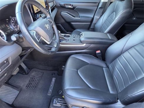 Used 2023 Toyota Highlander XLE image 6