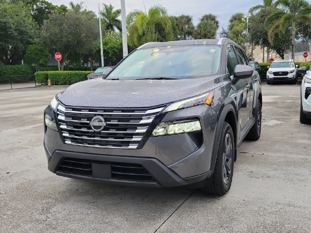 Used 2025 Nissan Rogue SV w/ SV Premium Package FWD image 2