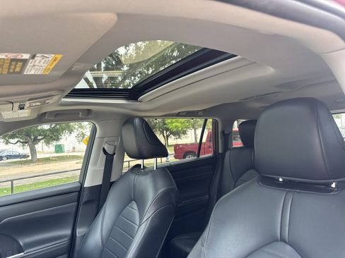 Used 2021 Toyota Highlander XLE FWD image 10