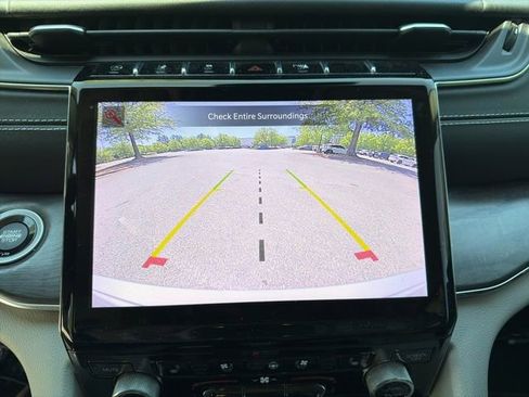 Used 2022 Jeep Grand Cherokee Overland w/ Luxury Tech Group IV AWD/4WD image 16
