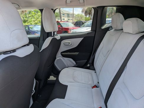 Used 2021 Jeep Renegade Latitude FWD image 14