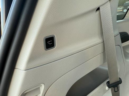 Used 2023 Chrysler Pacifica Touring-L image 35