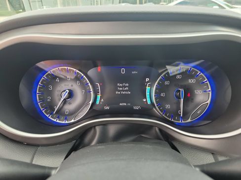 Used 2024 Chrysler Pacifica Touring-L FWD image 19