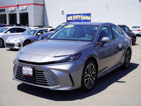 Used 2026 Toyota Camry XLE FWD image 7