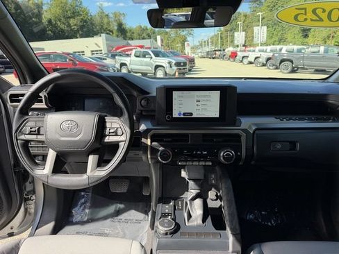 Certified 2025 Toyota Tacoma SR5 AWD/4WD image 19