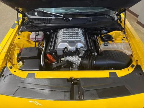 Used 2017 Dodge Challenger SRT Hellcat RWD image 8
