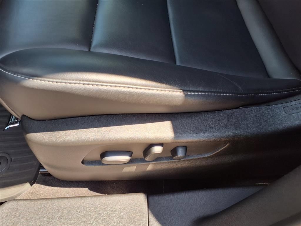 Used 2023 Cadillac XT4 Luxury w/ Cold Weather Package FWD image 21