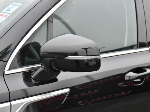 Used 2023 Kia Sorento LX image 13