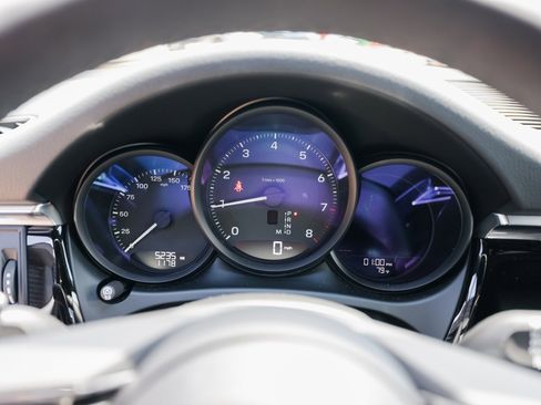 Certified 2025 Porsche Macan image 15