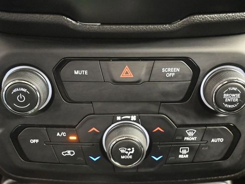 Used 2018 Jeep Renegade Latitude w/ Cold Weather Group image 21