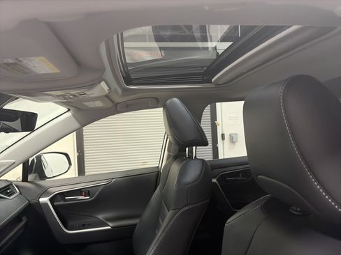 Used 2020 Toyota RAV4 Limited w/ Carpet Mat Package AWD/4WD image 11