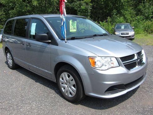 Used 2019 Dodge Grand Caravan SE FWD image 1