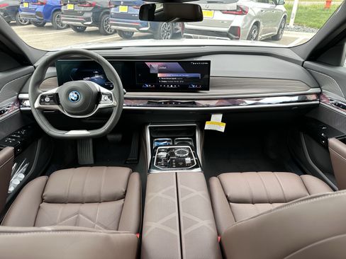 New 2025 BMW i7 xDrive60 image 10